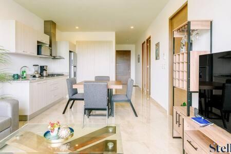 New Complex Style With Amenities Near Downtown 7min *